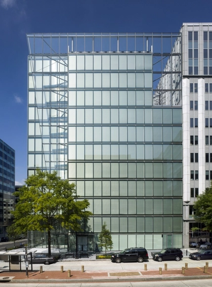 1999 K Street / Murphy Jahn - Edificio De Oficinas, Fachada, Urbano