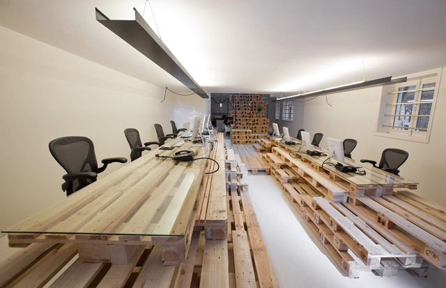 Proyecto Pallet para Brandbase / MOST Architecture - Interiores De Oficina, Mesas, Sillas