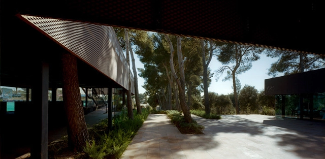 Sede Social del Atlètic Terrassa Hockey Club / Xavier Vancells, Jaume Armengol - Renovación, Jardín, Fachada, Fijación Vigas, Arco