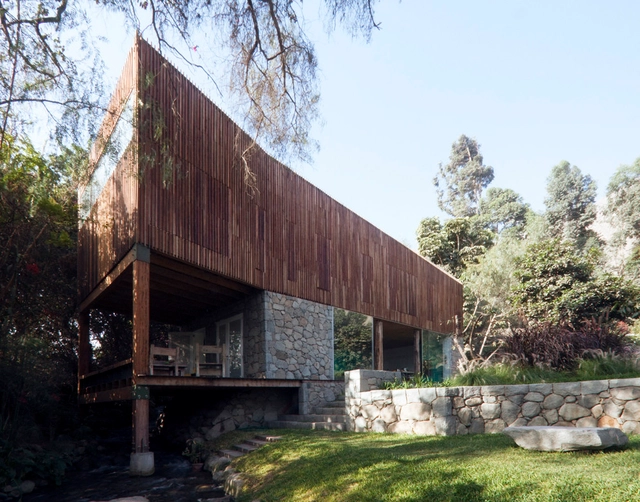 Casa de Campo Santa Eulalia / René Poggione, Susel Biondi Antúnez de Mayolo - Casas, Jardín, Fachada