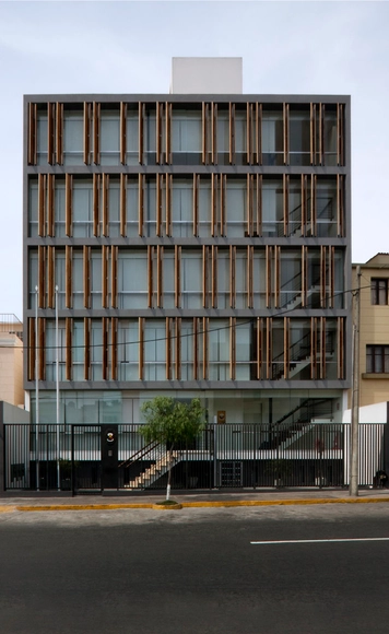 Edificio de Aulas + Oficinas / Fernando Mosquera + LLONAZAMORA - Arquitectura De Oficinas, Fachada, Cierros