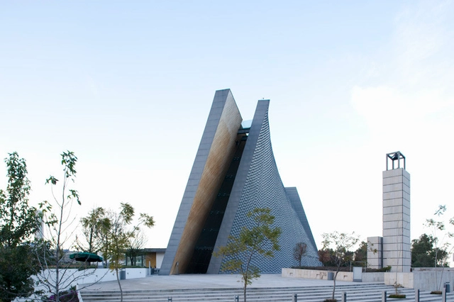 Iglesia San Josemaría Escrivá / Sordo Madaleno Arquitectos - Iglesia, Fachada, Escaleras