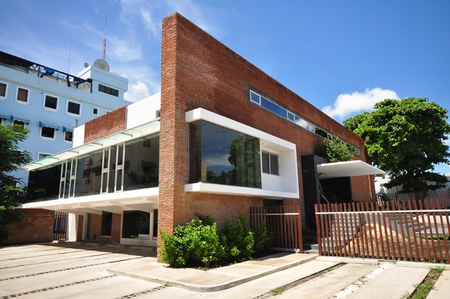 Edificio Administrativo Grupo Banas / Daniel Pons - Edificios Institucionales, Fachada, Puerta, Escaleras