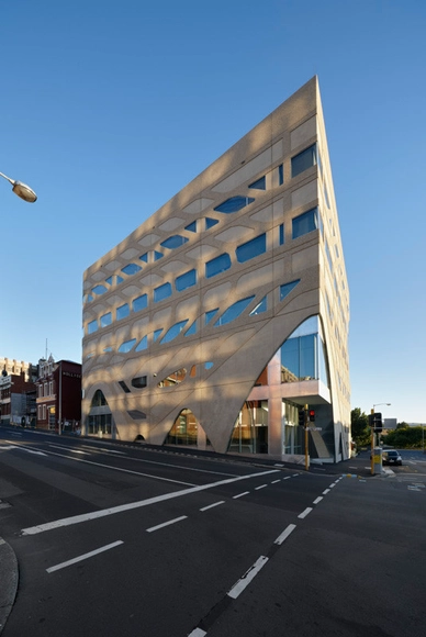 Escuela de Medicina Universidad de Tasmania / Lyons - Universidad, Fachada, Arco