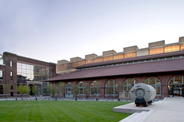 Oficinas Urban Outfitters / Meyer, Scherer & Rockcastle, Ltd - Edificios Institucionales, Patio interior, Fachada, Arcada, Arco