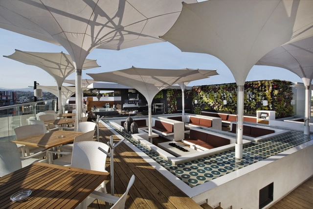 Hookah Lounge Satélite / BNKR Arquitectura - Restaurant, Patio, Fijación Vigas, Balcón, Fachada, Barandas, Mesas, Sillas