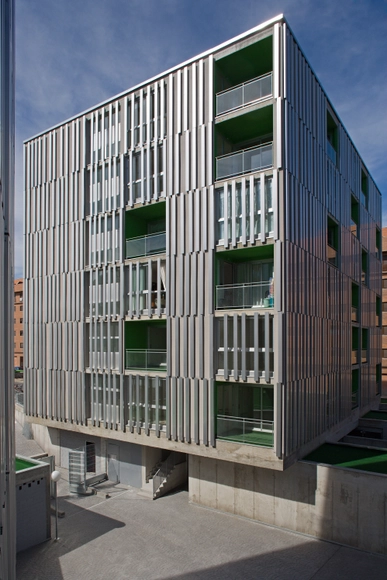 156 Viviendas Transitorias en Parla / Rueda Pizarro Arquitectos SLP - Apartamentos, Fachada