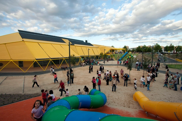 Plaza Ecopolis [Espacio público + Escuela Infantil + Ludoteca] / Ecosistema Urbano - Comunidad, Fachada