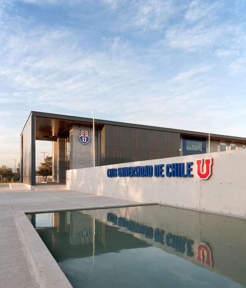 Club Deportivo Universidad de Chile / PLAN Arquitectos - Centro Multideportivo, Fachada