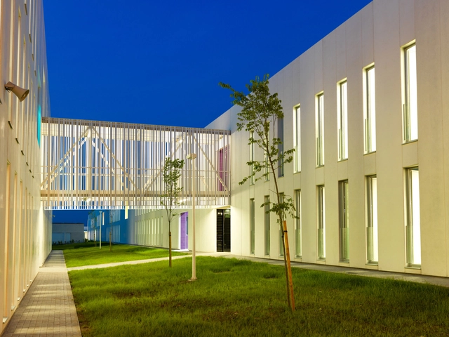 Escuela Secundaria Jaume I. Ontinyent / Ramon Esteve - Escuela Secundaria, Patio interior, Fachada