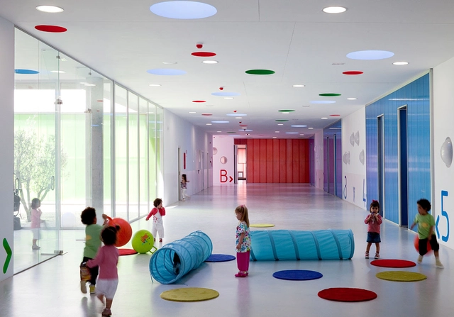 Escuela Infantil Pablo Neruda / Rueda Pizarro - Escuelas, Iluminación