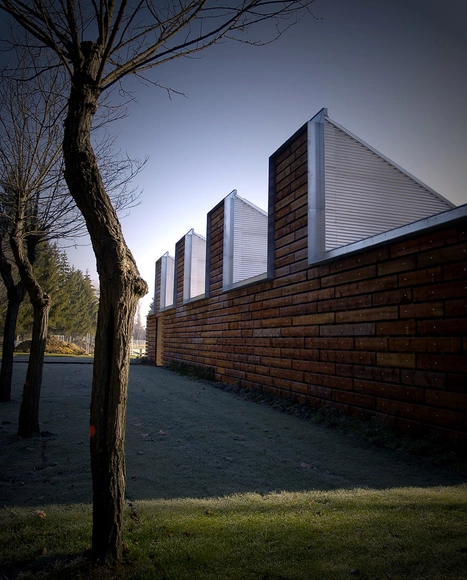 Edificio Bioclimático de Instalaciones en las Piscinas de Gamarra / Ramón Ruiz-Cuevas Peña - Piscina, Fachada