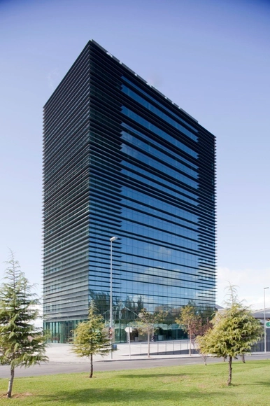 Sede Social de Caja de Guadalajara / Solano & Catalán - Edificios Institucionales, Fachada, Urbano