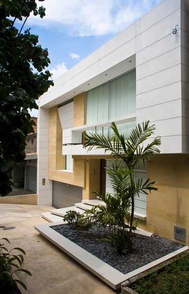 Casa Laureles / Carlos Molina Londoño - Casas, Jardín, Fachada