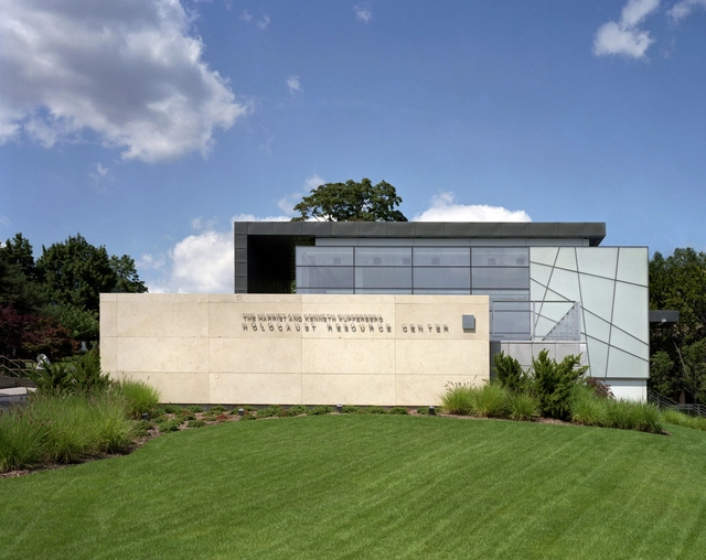 Centro Kupferberg de Queensborough Community College / TEK Architects - Renovación, Jardín, Fachada