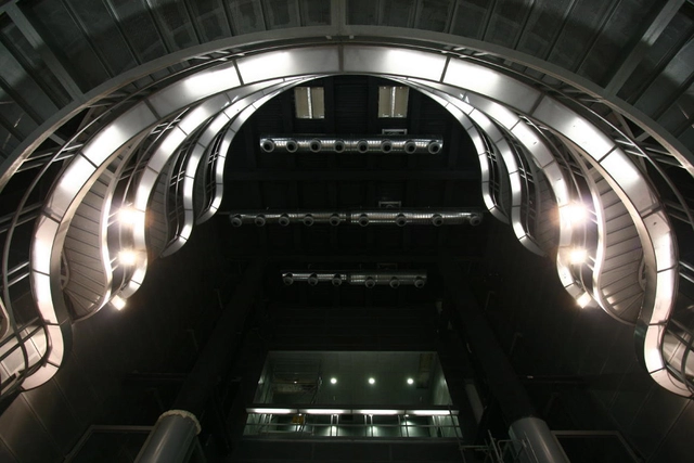Estaciones de la Línea 9 de Metro de Barcelona: La Salut Y Llefià / Soldevila Arquitectos - Estación De Metro, Escaleras, Arco, Iluminación