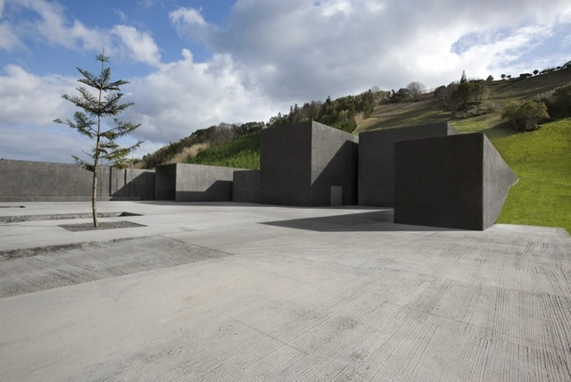 Piscinas Municipales de Povoação / Barbosa & Guimarães - Piscina, Fachada