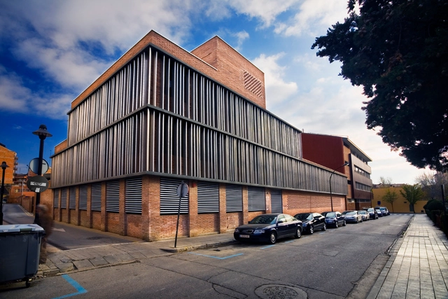 Hogar del Jubilado de Santa Teresa / BmésR29 Arquitectes - Centro Para La Tercera Edad, Fachada