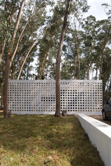 Casa de Bloques La Pedrera / gualano + gualano: arquitectos - Casas, Jardín, Cierros, Fachada, Barandas