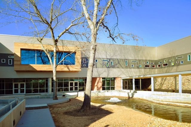 Escuela Gloria Marshall / SHW Group - Escuelas, Patio interior, Fachada, Bancas