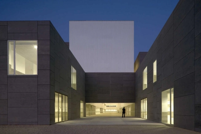 Facultad de Ciencias Sociales y Empresariales de la Universidad de Málaga / Luis Machuca & Asociados - Universidad, Fachada