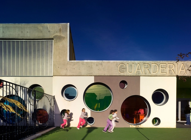 Guardería Municipal en Vélez-Rubio / Losdeldesierto - Arquitectura Educacional, Fachada, Arco