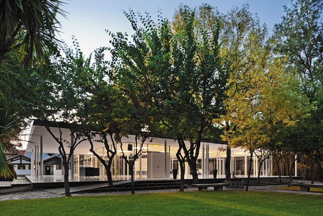 Salón de Eventos / Helena Veludo + José Marini Bragança  - Restaurantes & Bares, Jardín, Fachada