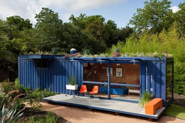 Casa-Container para invitados / Poteet Architects - Reconversión, Jardín, Puerta, Fachada