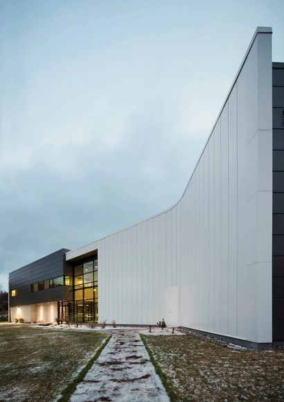 Centro de Especialidades Tecnológicas Físicas de Québec / bisson | associés + Carl Charron Architecte - Centro De Ciencias, Fachada, Puerta