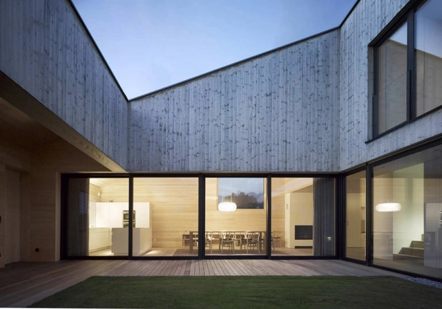 Casa de madera con patio interior / DI Bernardo Bader - Casas, Puerta, Fachada, Sillas