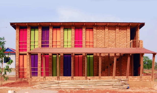 Escuela Vocacional Sra Pou / Architects Rudanko + Kankkunen - Centro Comunitario, Fachada, Puerta