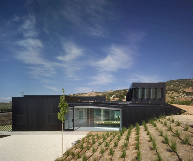 Tanatorio y Jardín en Pinoso / Cor Asociados Arquitectos - Crematorio, Jardín, Fachada