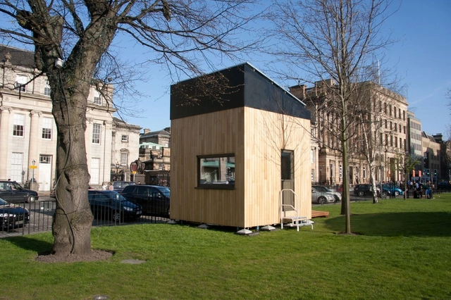 3 x 3 x 3: Eco-Casa de mínimo impacto ambiental / The Cube Project - Casas, Fachada, Puerta