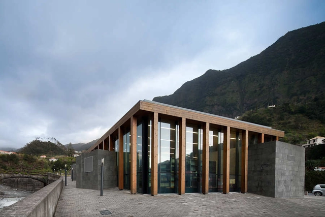 Oficina de Registro de San Vicente / Duarte Caldeira - Edificios Institucionales, Fachada, Puerta, Fijación Vigas