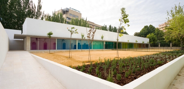 Escuela Infantil y Comedor Municipal en los Mondragones / Elisa Valero Arquitectura - Kindergarten, Fachada, Puerta