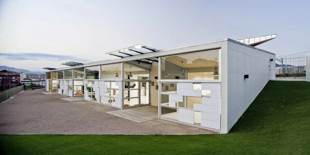 Guardería La Cabaña / Sau Taller d’Arquitectura + Lluís Jordà Sala  - Kindergarten, Puerta, Fachada