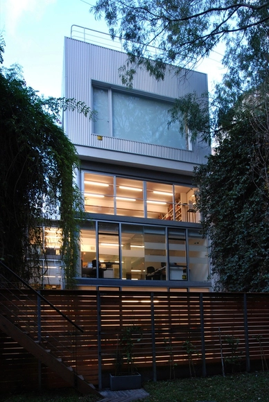 Edificio de Oficinas y Estudio Fotografico / Estudio Rietti Smud - Edificios Institucionales, Fachada, Escaleras, Bancas