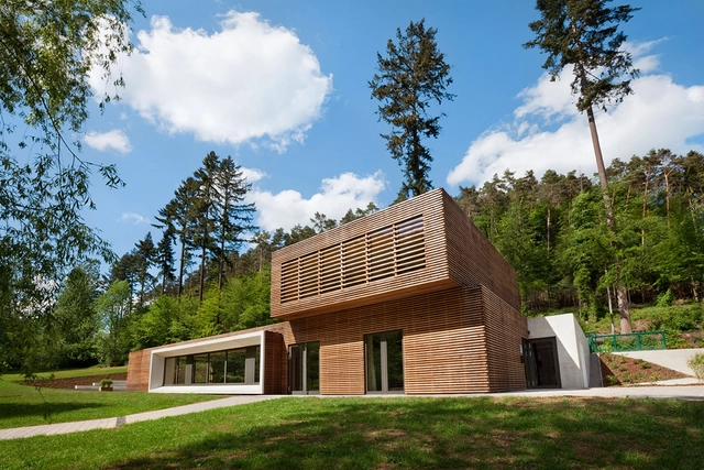 Albergue en Larochette / Metaform Architects - Centro Comunitario, Jardín, Fachada