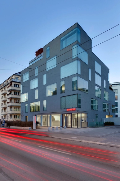 Open Lounge en Raiffeisenbank / NAU Architecture  + DGJ Architekten - Banco, Fachada