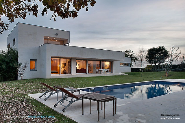 Casa PE / CPVA Arquitectes - Casas, Patio interior, Puerta, Fachada, Mesas