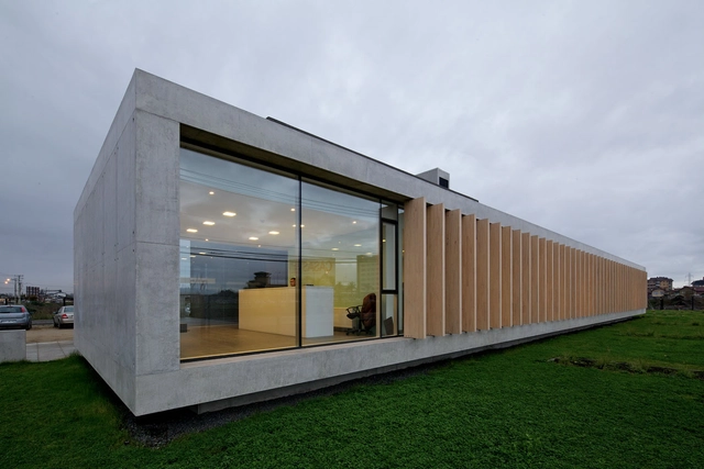 Edificio TVN / Nicolás Lipthay - Edificios Institucionales, Fachada, Fijación Vigas, Puerta