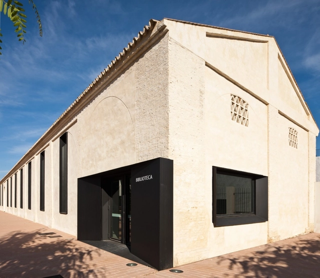 Biblioteca pública y Escuela de Música / Donaire Arquitectos - Reconversión, Puerta, Fachada