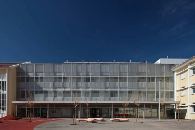 Escuela Secundaria Rainha D. Amelia en Lisboa / Gonçalo Byrne Arquitectos  +  José Laranjeira - Escuela Secundaria, Fachada