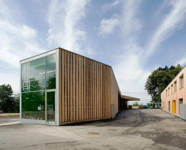 Centro de Operaciones Burgergemeinde / bauzeit architekten - Centro De Control, Fachada, Puerta