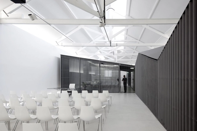 Oficina de Arquitectos en Matosinhos / Nuno Sampaio Arquitetos - Interiores De Oficina, Iluminación, Sillas
