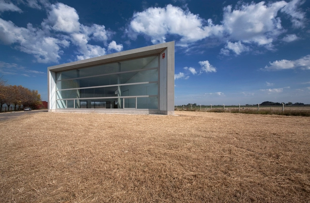 Concesionaria Implementos Agrícolas / Gerardo Caballero Maite Fernández Arquitectos - Arquitectura De Oficinas, Fachada