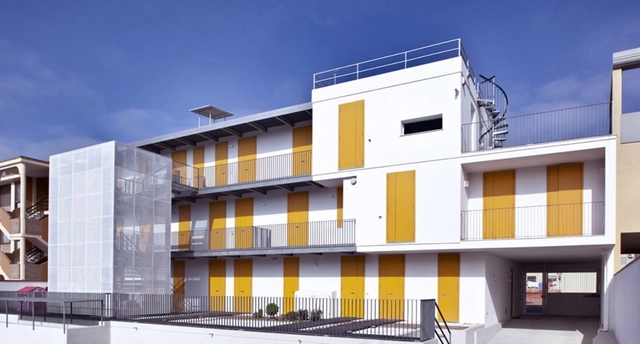 Vivienda Social en Elmas / 2+1 officina architettura - Vivienda Social, Fachada, Escaleras, Barandas