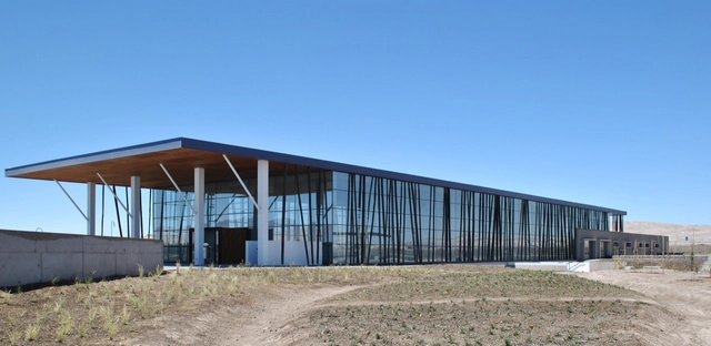 Centro Deportivo y Recreacional de Trabajadores rol B de Codelco / Valle & Cornejo Arquitectos - Recreación Y Entrenamiento, Fachada, Fijación Vigas