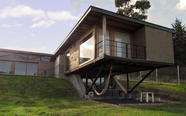 Casa en Puembo / SCARQ - Casas, Fachada, Escaleras