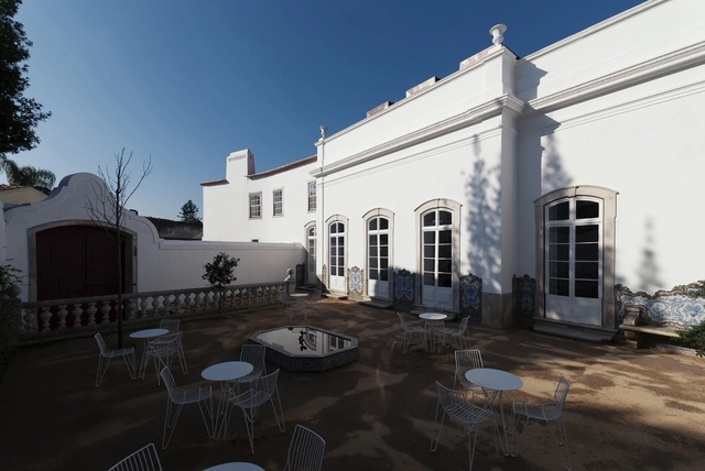 Casa da Escrita / João Mendes Ribeiro - Casas, Patio interior, Fachada, Puerta, Arco, Sillas, Mesas